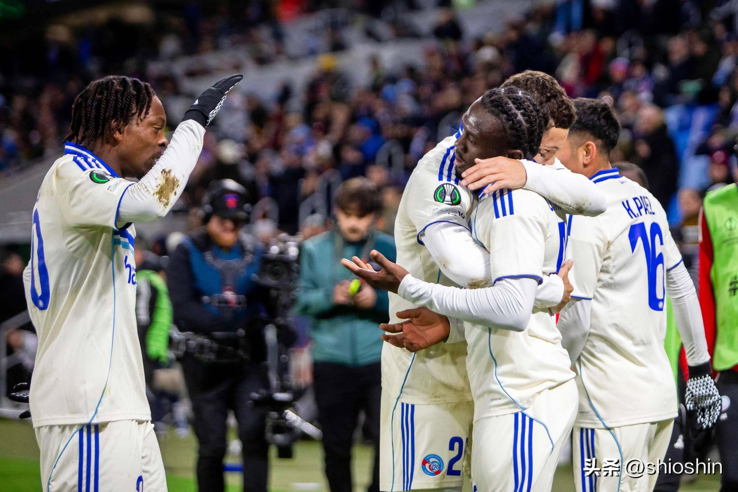 爱游戏体育-里尔篮板制胜备战意甲斯图加特赛后再遭质疑，现场解说直呼：费耶诺德赛后防线松动