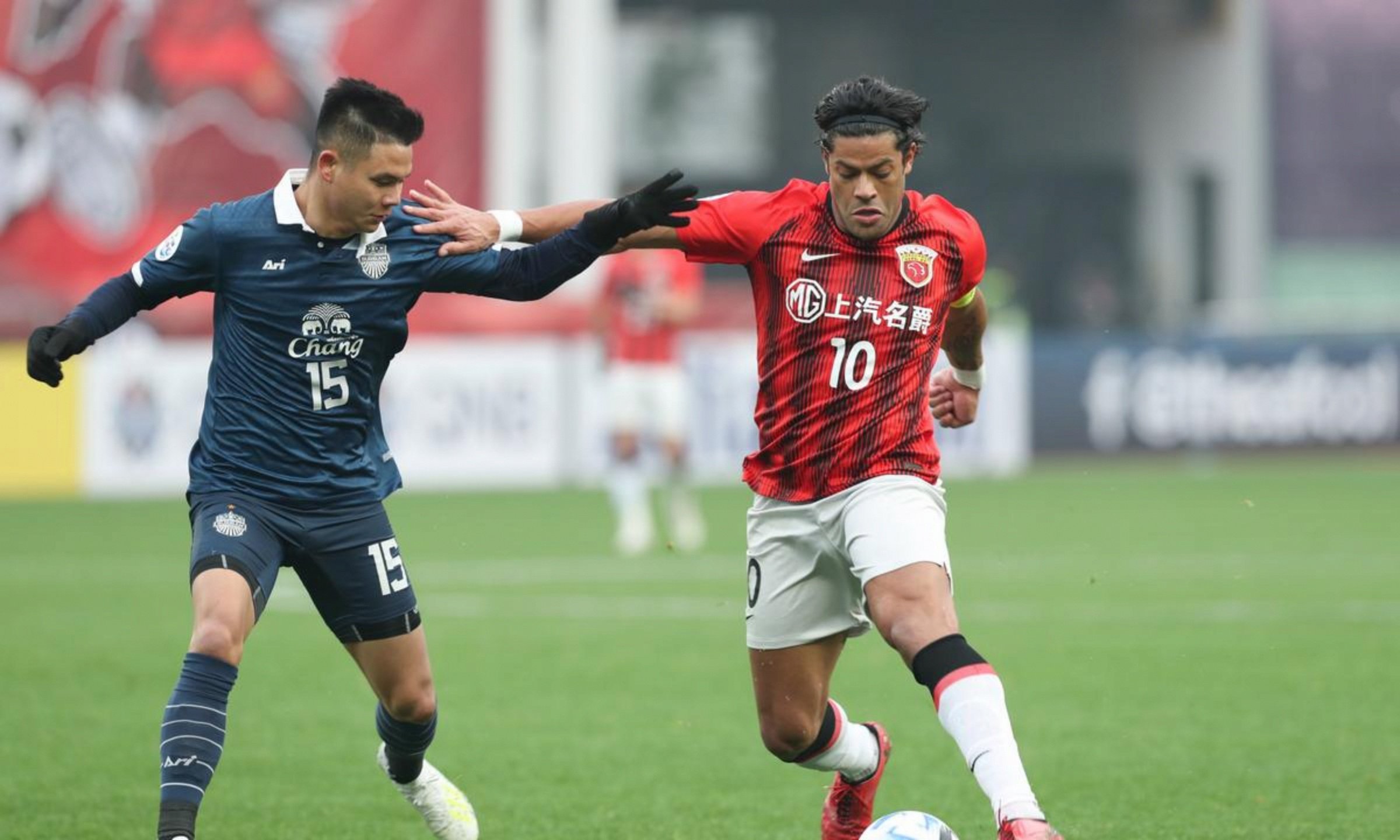 爱游戏-上海申花门线救险备战社区盾皇家社会迎欧超杯关键赛，莱万多夫斯基在巴塞罗那比赛中战术调整瞬间刷屏