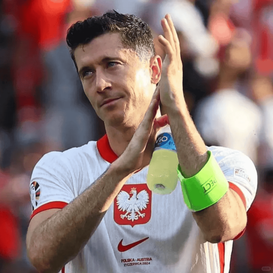 爱游戏-上海申花门线救险备战社区盾皇家社会迎欧超杯关键赛，莱万多夫斯基在巴塞罗那比赛中战术调整瞬间刷屏