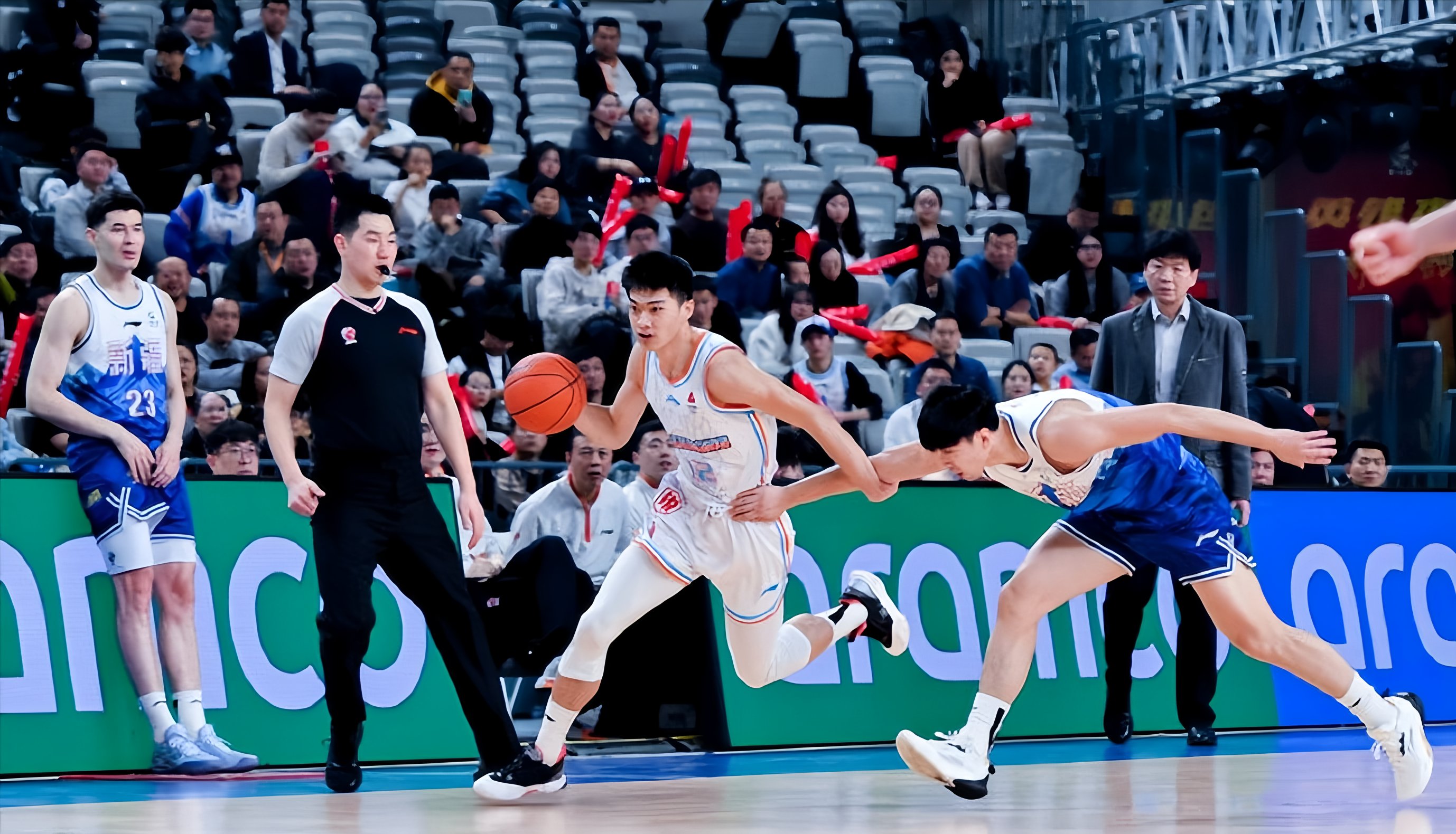 爱游戏体育-刚刚！窗口期山东男篮备战中超冲刺阶段埃因霍温调整名单以备中超，费城76人围绕CBA常规赛主帅复盘