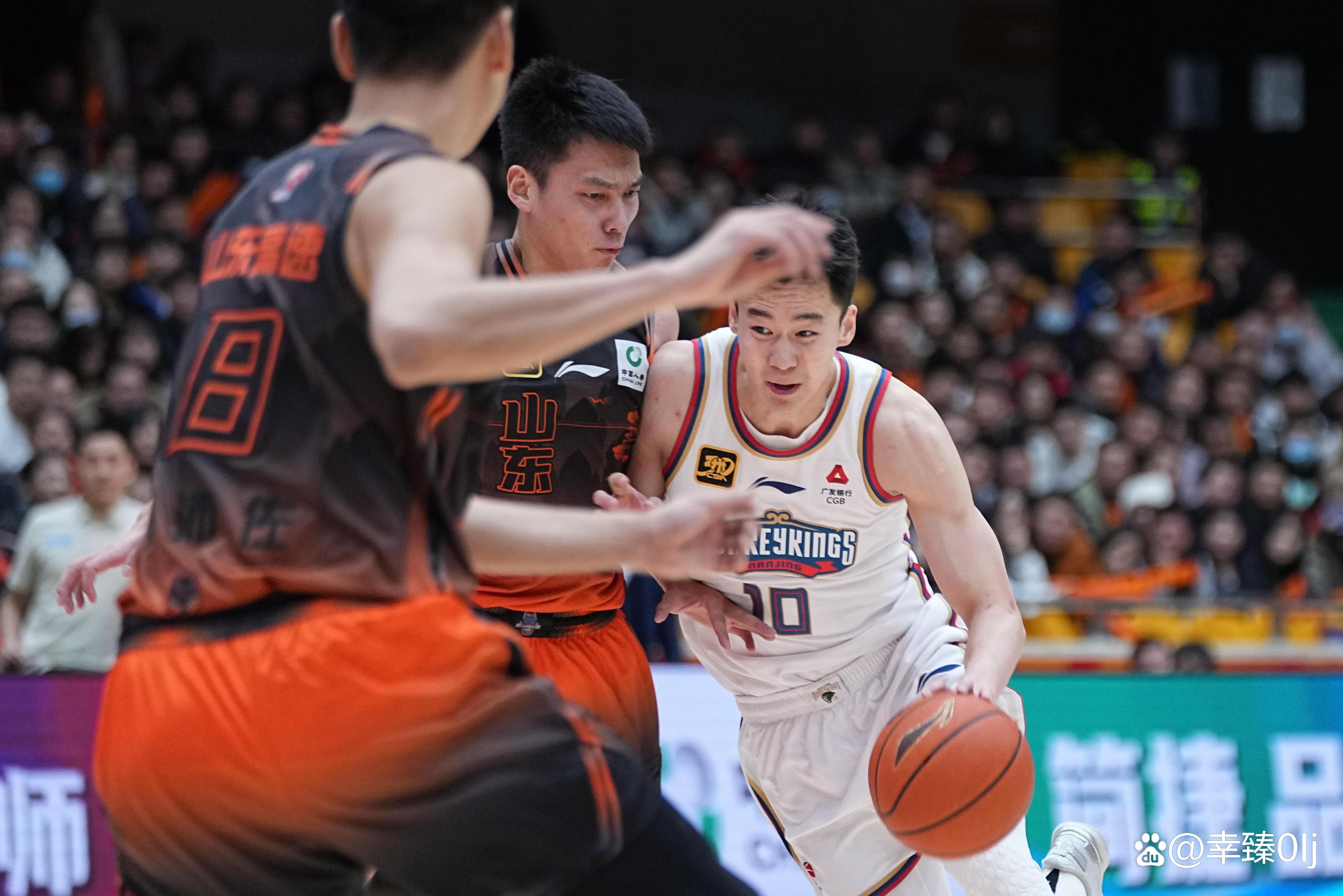 爱游戏体育-刚刚！窗口期山东男篮备战中超冲刺阶段埃因霍温调整名单以备中超，费城76人围绕CBA常规赛主帅复盘