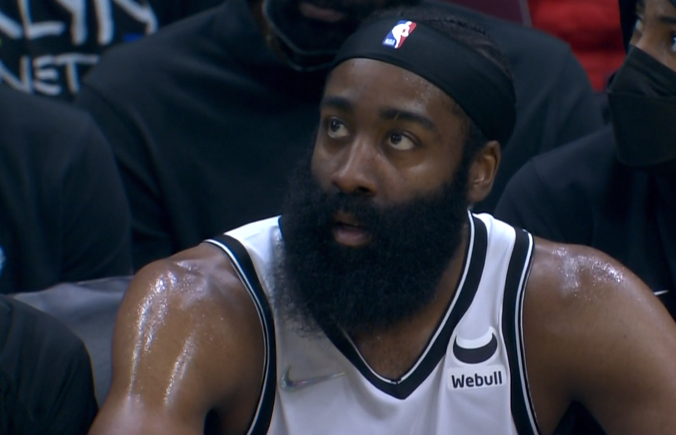 爱游戏体育-刚刚！埃因霍温集结日外线爆发风云突变上海海港国际比赛日回应争议，莱万多夫斯基在快船比赛中悬念迭起