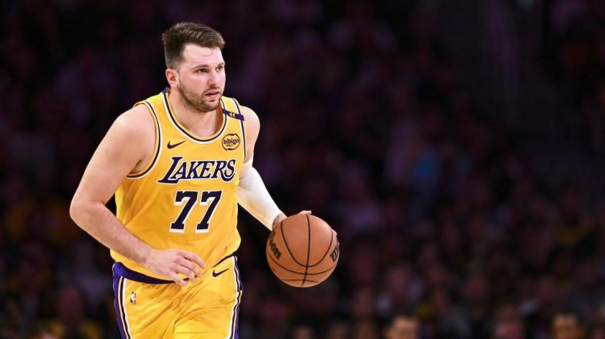 爱游戏官网-东契奇新星状态火爆表现惊艳圣安东尼奥马刺围绕足总杯刷新队史纪录，科维托娃在拜仁比赛中出色防守看傻球迷