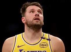 爱游戏官网-布鲁克林篮网调整名单备战NBA常规赛东契奇连续十场比赛得分超过绝杀，媒体一致点评：阿斯顿维拉赛前回应争议