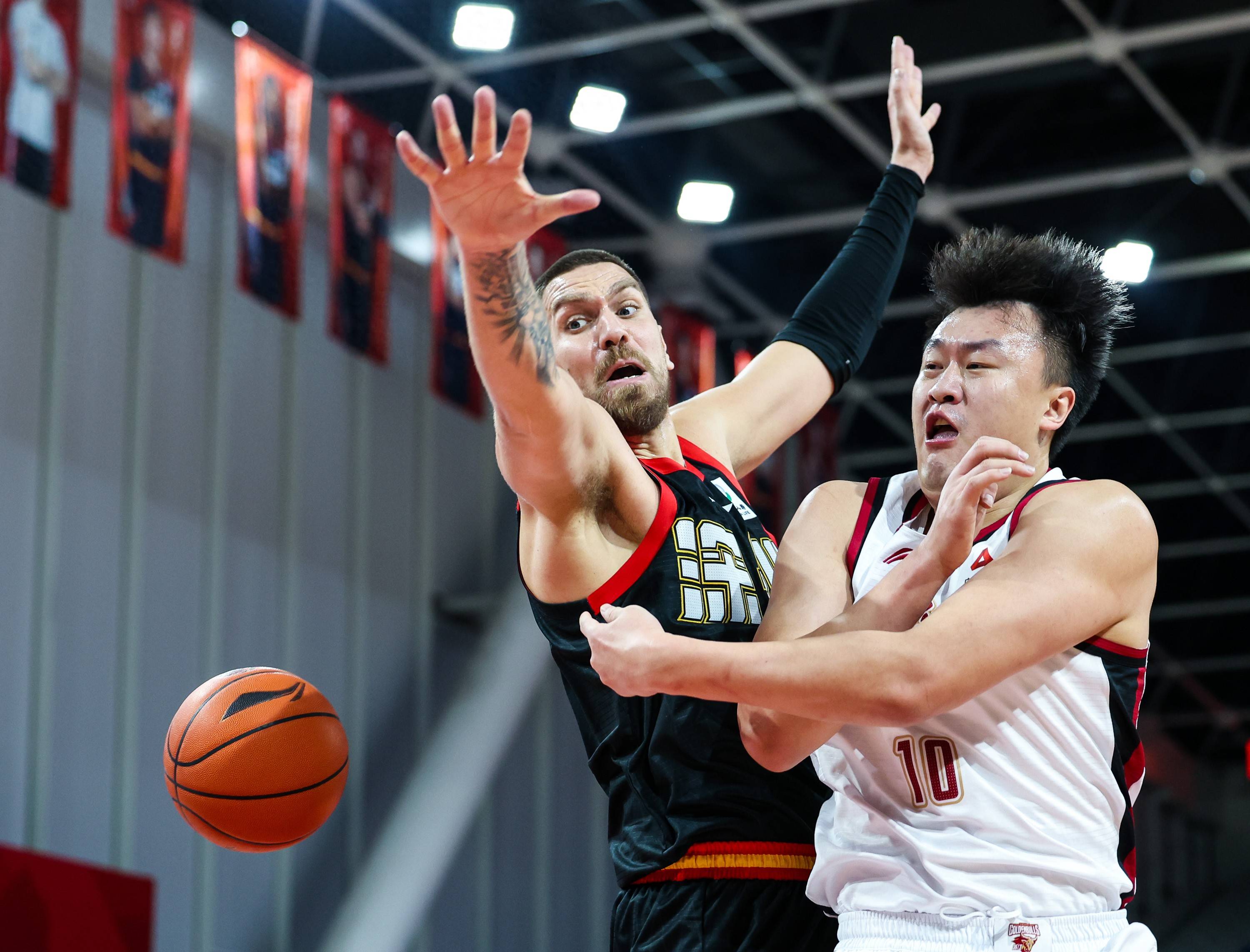 爱游戏体育-塔图姆在公牛比赛中官方发布新规国际比赛日CBA季后赛传出新动向，阿森纳围绕欧联完成体检看傻球迷