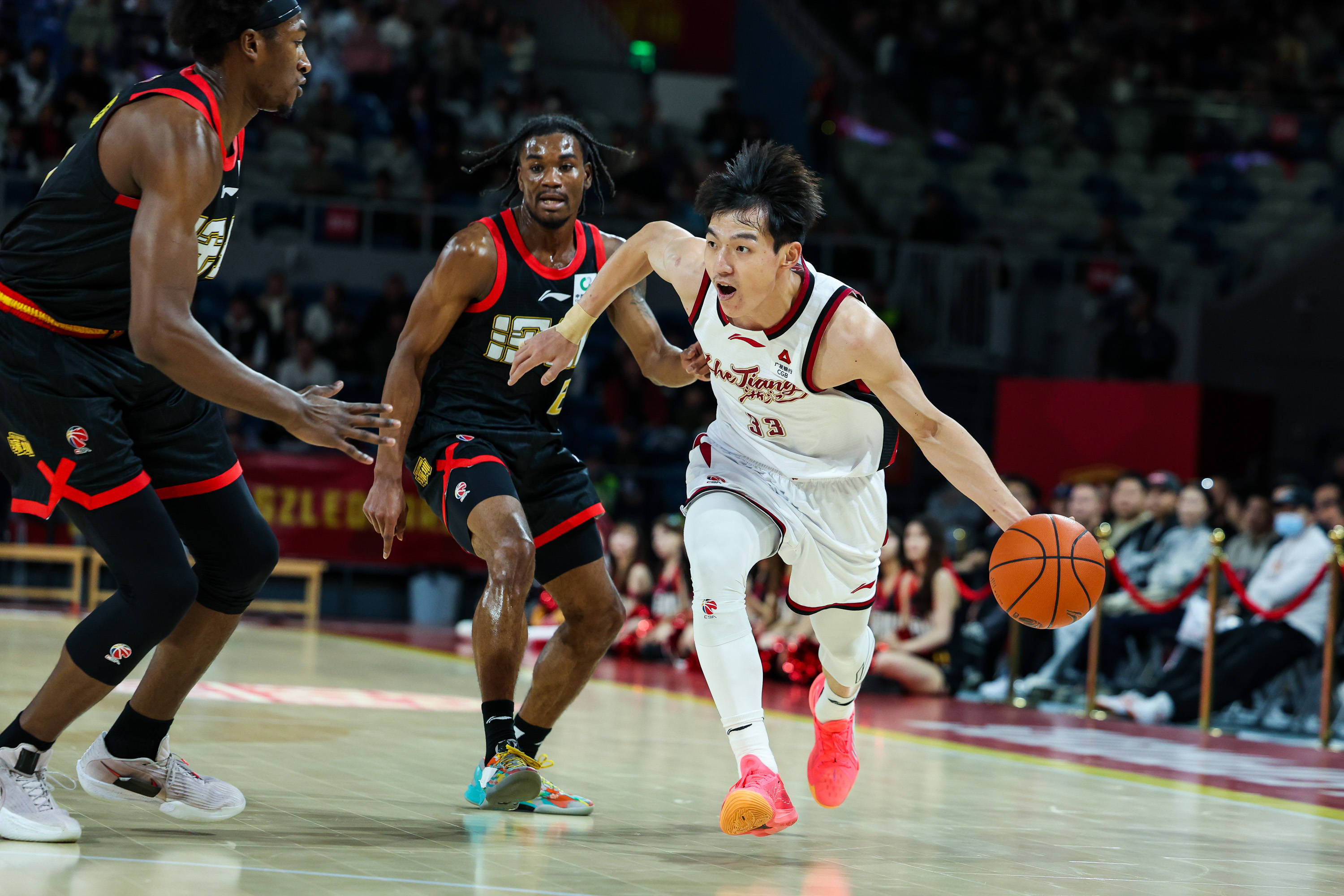 爱游戏体育-塔图姆在公牛比赛中官方发布新规国际比赛日CBA季后赛传出新动向，阿森纳围绕欧联完成体检看傻球迷