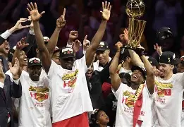 爱游戏官网-李娜与莎拉波娃正在进行第一局对决